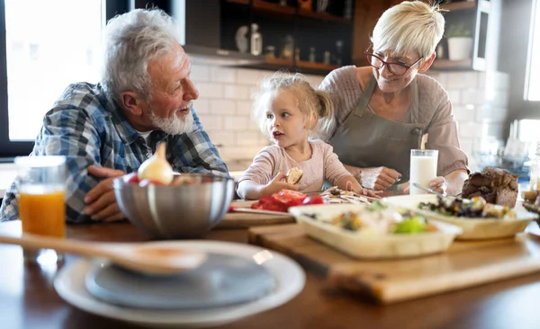 Glückliche Großeltern Mit Schönen Enkeln Die Der Küche Frühstücken — Stockfoto