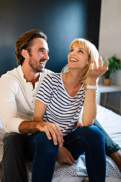 Pareja Feliz Amor Abrazo Vinculación Con Las Verdaderas Emociones Casa — Foto de Stock