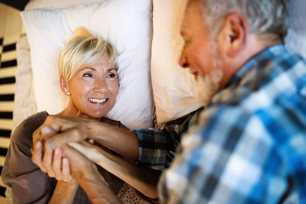 Glad Leende Äldre Par Omfamna Tillsammans Sovrummet — Stockfoto