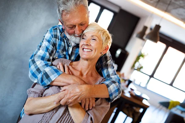 Glad Leende Äldre Par Kärlek Kramas Och Förenas Med Verkliga — Stockfoto