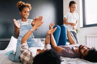 Mutlu bir aile, neşeli olmak ve evde birlikte eğlenmek.