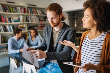 Mutlu işçilerle başarılı bir birliktelik. İş görüşmesi takım çalışması ofis kavramı