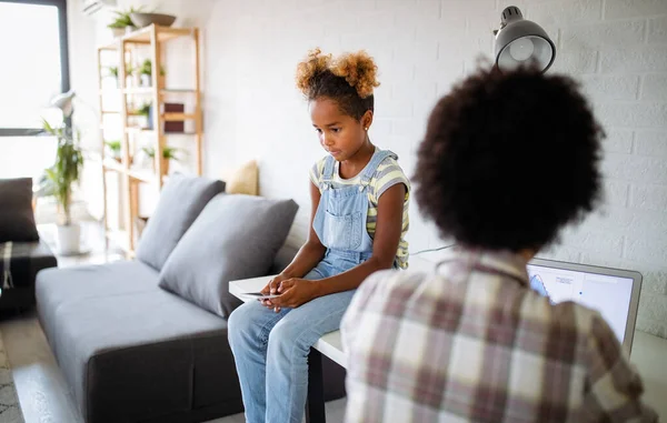 Mère Accro Travail Trop Occupée Travail Ignore Son Enfant — Photo