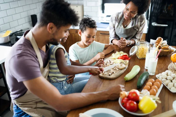 Glad Familie Madlavning Sammen Sund Mad Køkkenet - Stock-foto