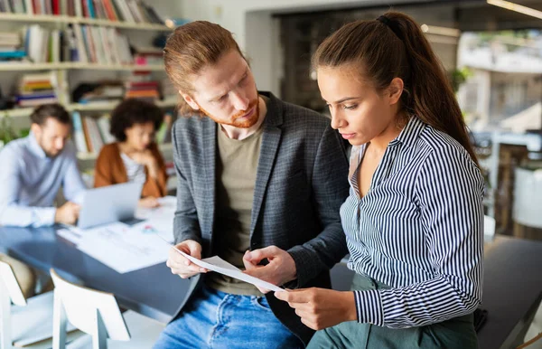 Framgångsrikt Sällskap Med Glada Arbetare Affärsmöte Teamwork Office Koncept — Stockfoto