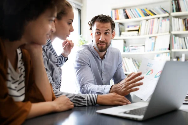 Programadores Que Cooperan Trabajando Empresa Tecnología Información — Foto de Stock