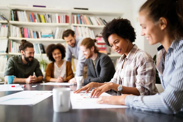 Fröhliche Mitarbeiter Geschäftsleute Büro Bei Betriebsversammlung — Stockfoto