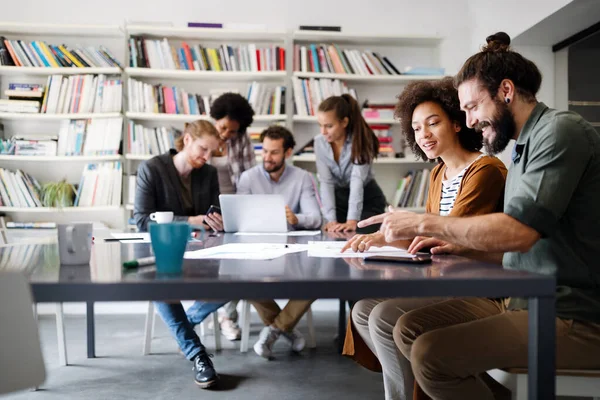 Travailleurs Joyeux Gens Affaires Dans Bureau Pendant Réunion Entreprise — Photo