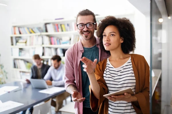 Felices Jóvenes Colegas Negocios Hablando Trabajando Oficina — Foto de Stock