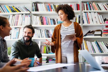 Proje üzerinde birlikte çalışıyoruz. Genç iş arkadaşları ofiste çalışıyor.