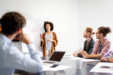 Ofiste birlikte çalışan iş adamlarının işbirliği ve analizi