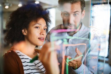 Ofiste birlikte çalışan iş adamlarının işbirliği ve analizi