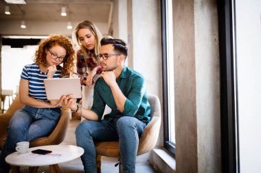 Başarılı iş adamları grubu, ofiste çalışan tasarımcılar.