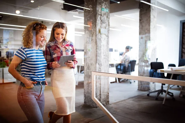 Business People Having Fun Brainstorming Chatting Workplace Office — Stock Photo, Image