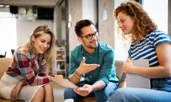 Felice Designer Creativi Uomini Affari Brainstorming Lavorare Sul Posto Lavoro — Foto Stock