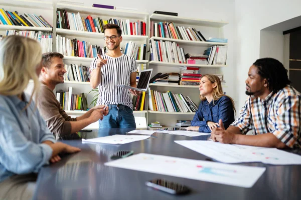 Jeunes Collègues Architectes Analysent Les Plans Tout Travaillant Sur Nouveau — Photo