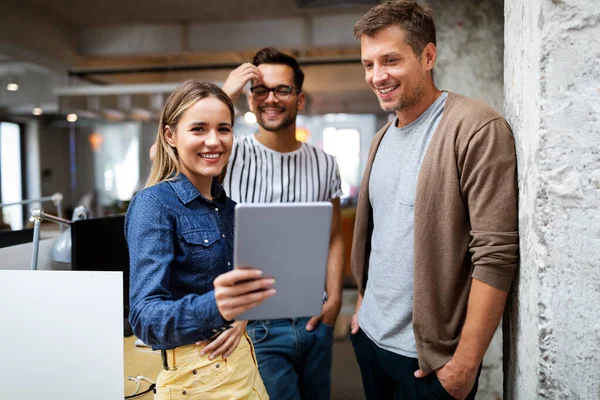 Gente Negocios Divirtiéndose Lluvia Ideas Charlando Oficina Del Lugar Trabajo — Foto de Stock