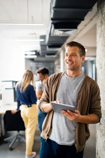 Hombre Joven Compañero Trabajo Utilizando Tecnología Tableta Digital Oficina Corporativa — Foto de Stock