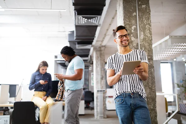 Entreprise Prospère Avec Des Employés Heureux Collègues Dans Bureau Moderne — Photo