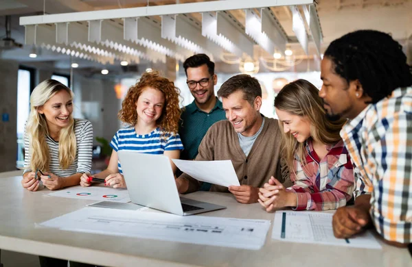 Grupo Empresarios Diseñadores Desarrolladores Software Que Trabajan Equipo Oficina —  Fotos de Stock