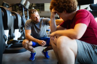 Kilo verme arzusu, spor yapma arzusu, kilo verme sorunu yüzünden yorgun düşmüş genç bir adam.