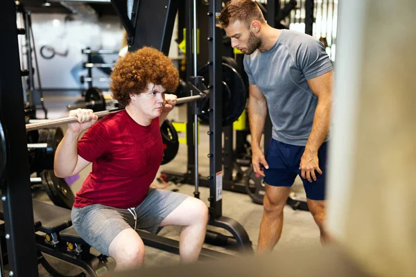 Hombre Joven Con Sobrepeso Con Entrenador Haciendo Ejercicio Gimnasio — Foto de Stock