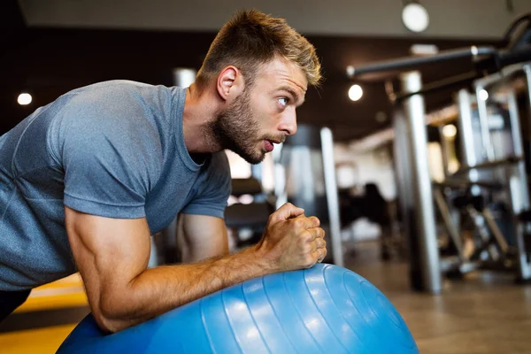 Jung Fit Gut Aussehender Mann Macht Übungen Fitnessstudio — Stockfoto