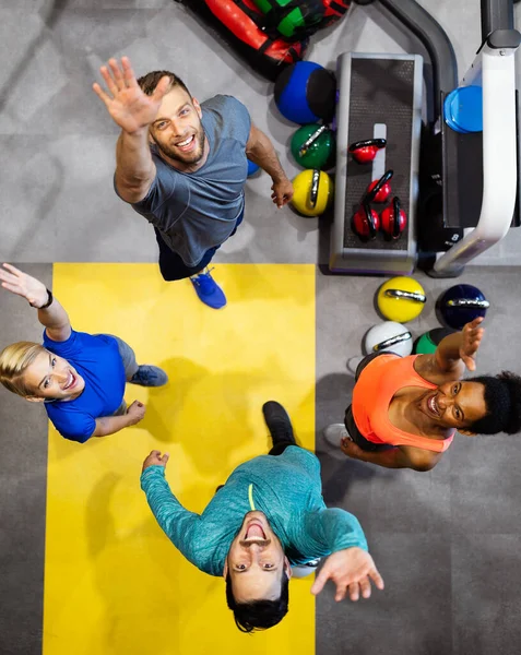 Gruppe Junger Fitter Freunde Macht Übungen Fitnessstudio — Stockfoto