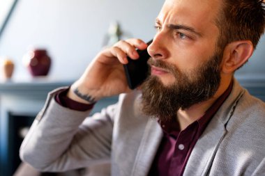 Telefondaki mutsuz iş adamı kötü haberler alıyor. İş, stres iş kavramı