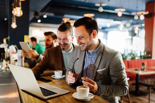 Щасливі Ділові Люди Чоловіки Розмовляють Сміються Разом Кафе — стокове фото
