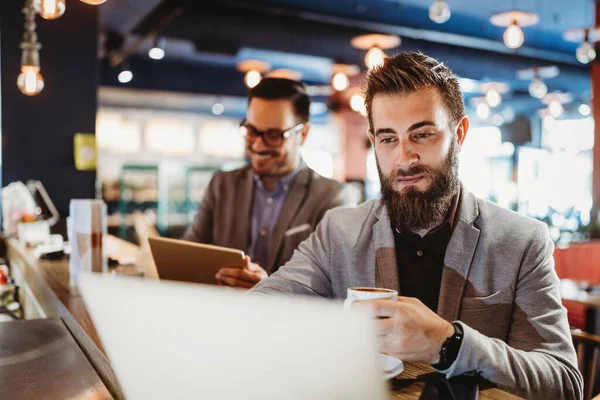 Gelukkige Zakenmensen Praten Lachen Samen Café — Stockfoto