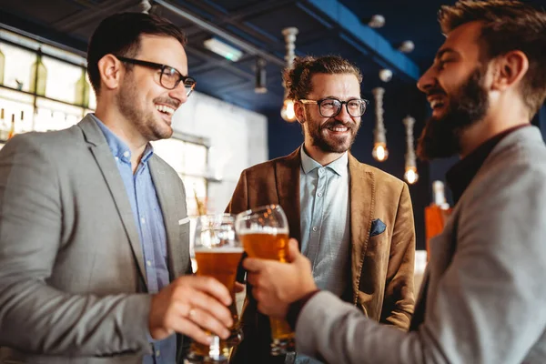 Pessoas Negócios Felizes Bebem Cerveja Depois Trabalho Pub Empresários Gostam — Fotografia de Stock