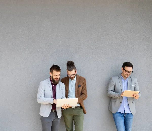 Alegre Feliz Éxito Hombres Negocios Utilizando Ordenador Portátil Reunión Aire — Foto de Stock