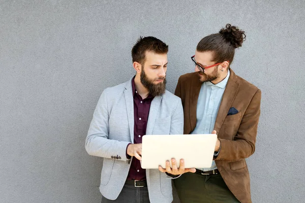 Positieve Succesvolle Zakenmensen Bespreken Plan Tijdens Het Gebruik Van Laptop — Stockfoto