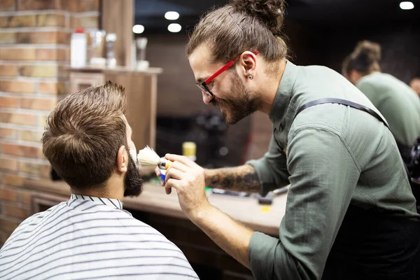 理髪店で髭や口ひげのグルーミング中にハンサムな男 — ストック写真