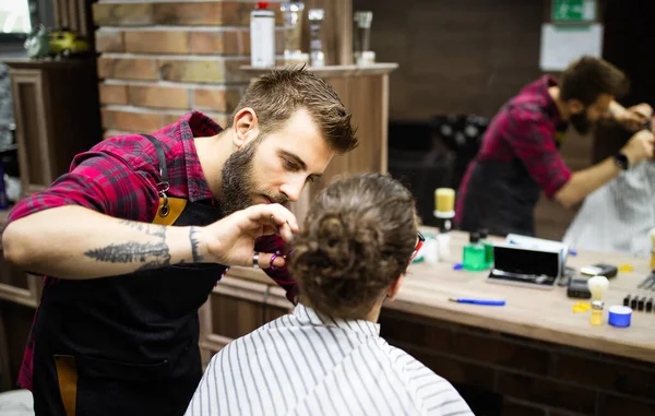 Hombre Guapo Durante Barba Bigote Aseo Peluquería — Foto de Stock