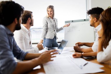 Girişimciler ve iş adamları modern toplantı odasında konferans veriyorlar. Ofis, takım çalışması, insan konsepti.