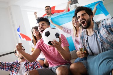 İnsanlar, eğlence, rekabet ve spor konsepti. Mutlu ve üzgün arkadaşlar ya da taraftarlar maç izliyor ya da evde maç izliyorlar