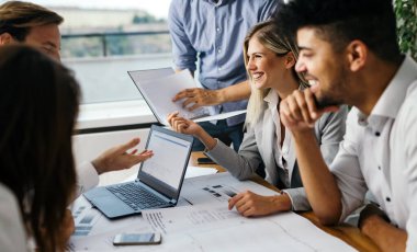 Modern bir ofiste iş adamları birlikte çalışıyor.