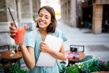 Çalışan, dizüstü bilgisayarda çalışan neşeli bir kadının portresi.