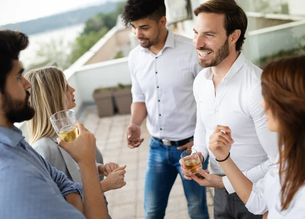 Happy Business Team Vieren Met Champagne Het Kantoor — Stockfoto