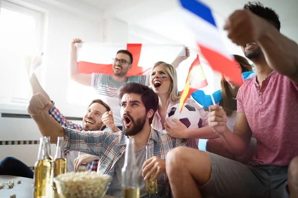 Chocado Amigos Tristes Frustrados Assistindo Jogo Futebol Casa — Fotografia de Stock