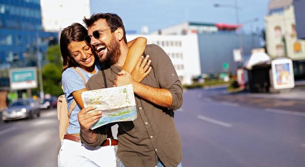 夏休み 愛と観光の概念 笑顔のカップルが街の地図で歩く — ストック写真