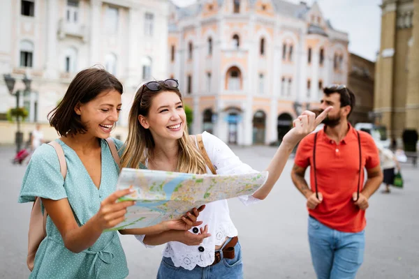 Fericit Călătorind Femei Turiști Vizitare Obiective Turistice Harta Mână — Fotografie, imagine de stoc