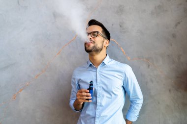 Sigara ve buhar sağlıksız ve bağımlılık yapıcı olabilir ve akciğerler için sağlık riski oluşturabilir