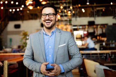 Ofiste bir yakışıklı emin iş adamı portresi