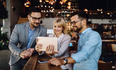 Modern ticaret ofisindeki kurumsal takım çalışması meslektaşları