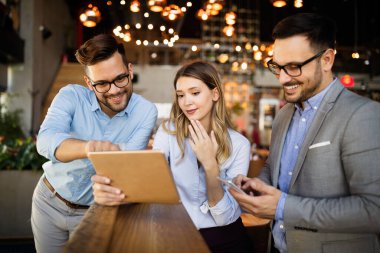 Modern ticaret ofisindeki kurumsal takım çalışması meslektaşları