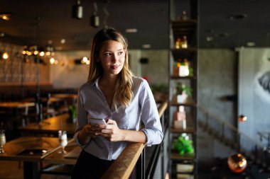 Cep telefonu kullanan güzel bir genç kadın. İş, teknoloji, sosyal ağ kavramı