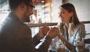 Birbirine aşık bir çift. Romantik, gülümseyen insanların restoranda randevusu var.